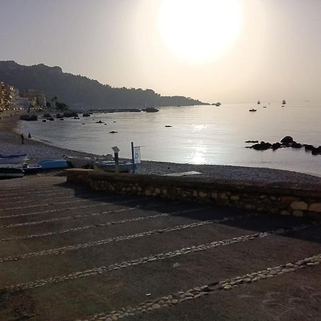 Appartamento Bilocale Fronte Mare Giardini Naxos Esterno foto