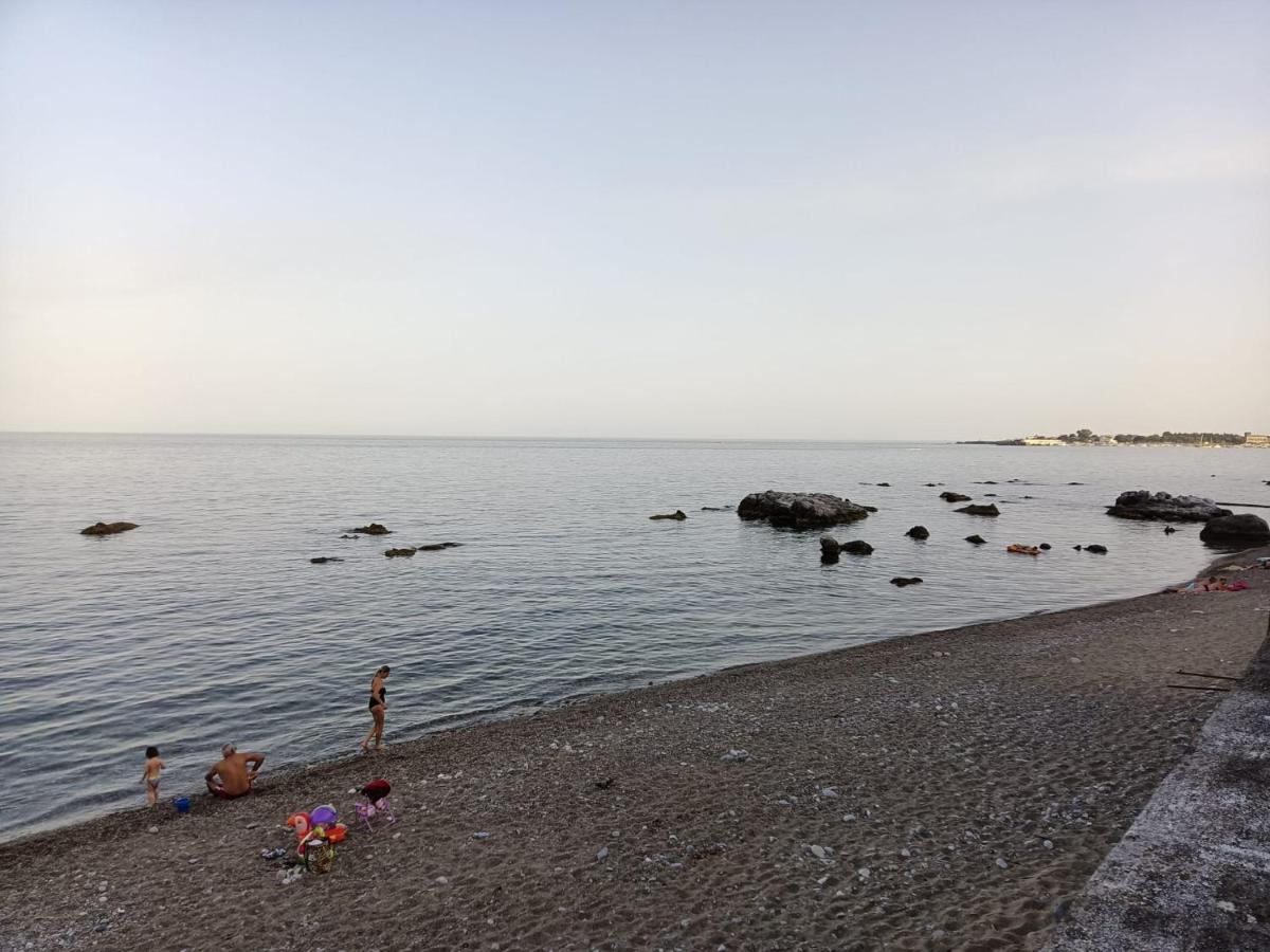 Appartamento Bilocale Fronte Mare Giardini Naxos Esterno foto
